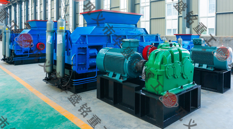 煤場的大型碎煤機